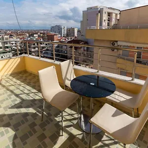 Spacious 2 Bedroom In Apartament